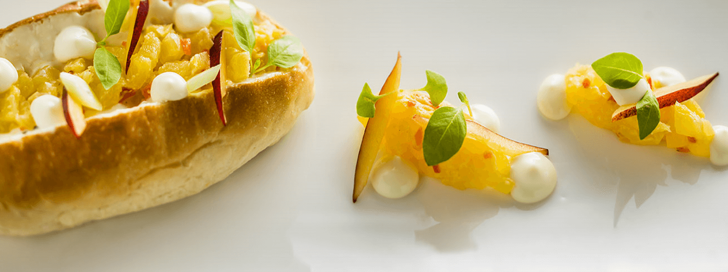 Zoete boterham met Maredsous® Dubbelroom, nectarines en ananas