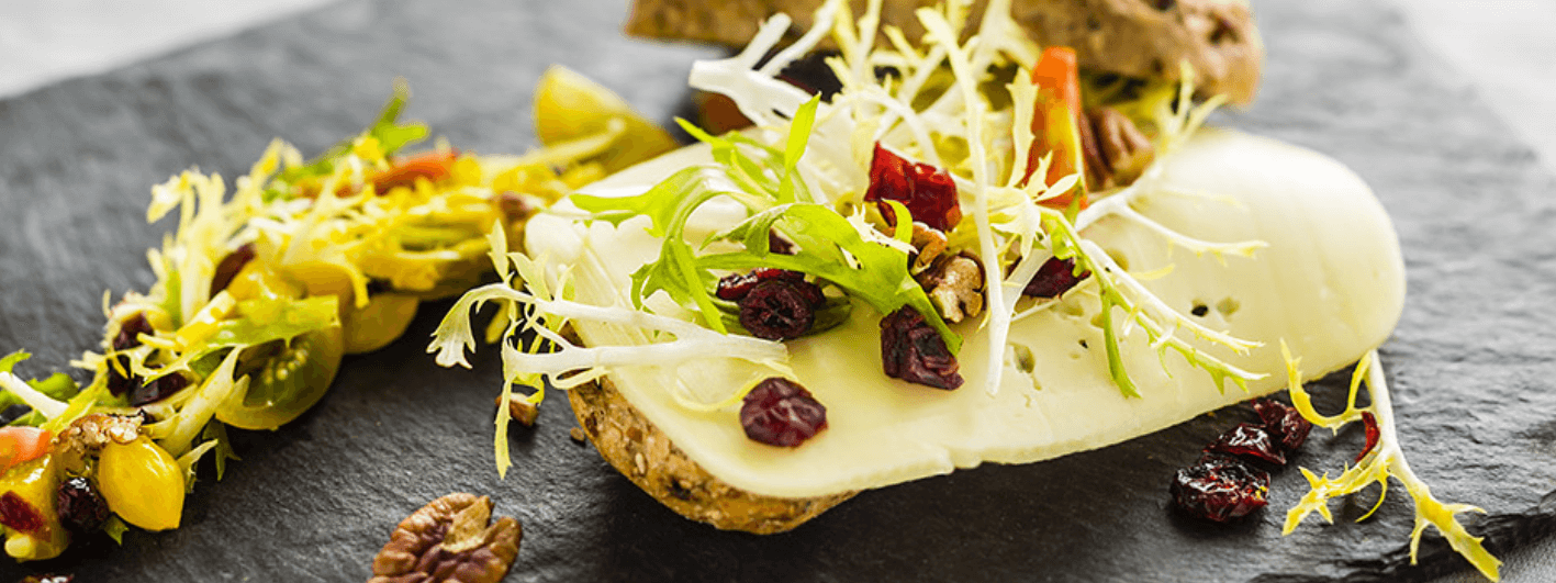 Tartine Gourmande au Maredsous® Sensation, pickles, tomates cerises et salade frisée