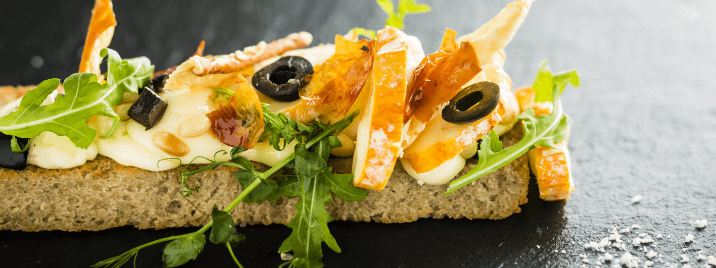 Brunch voor lekkerbekken met Fagotin Traditie, zwarte olijfen en rucola