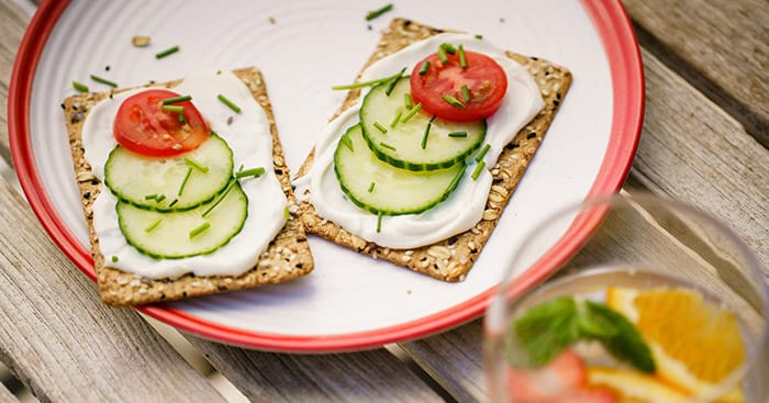 Toasts légers et rapides au Maredsous®  au fromage blanc, concombre et tomate